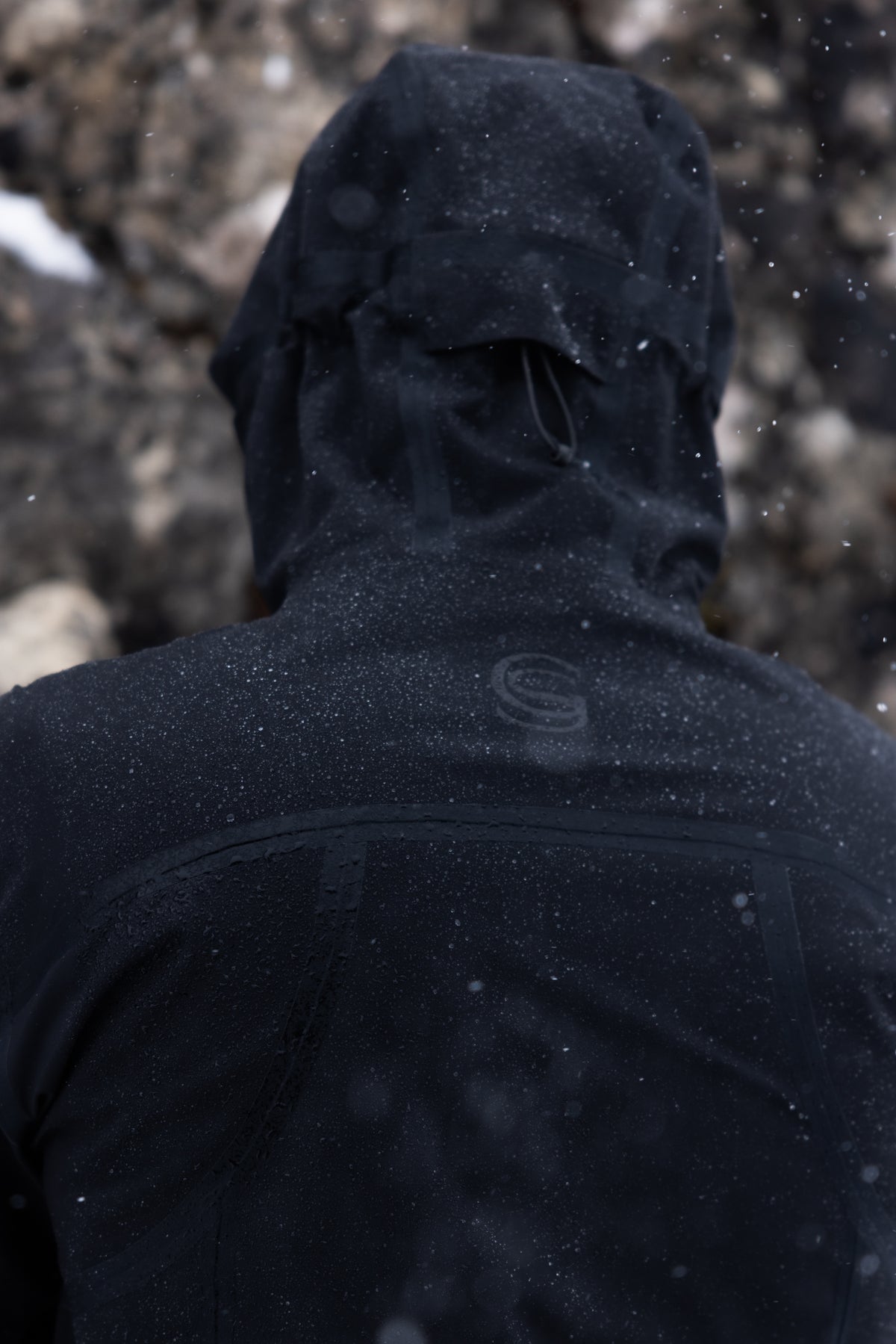TECHNICAL RAIN JACKET