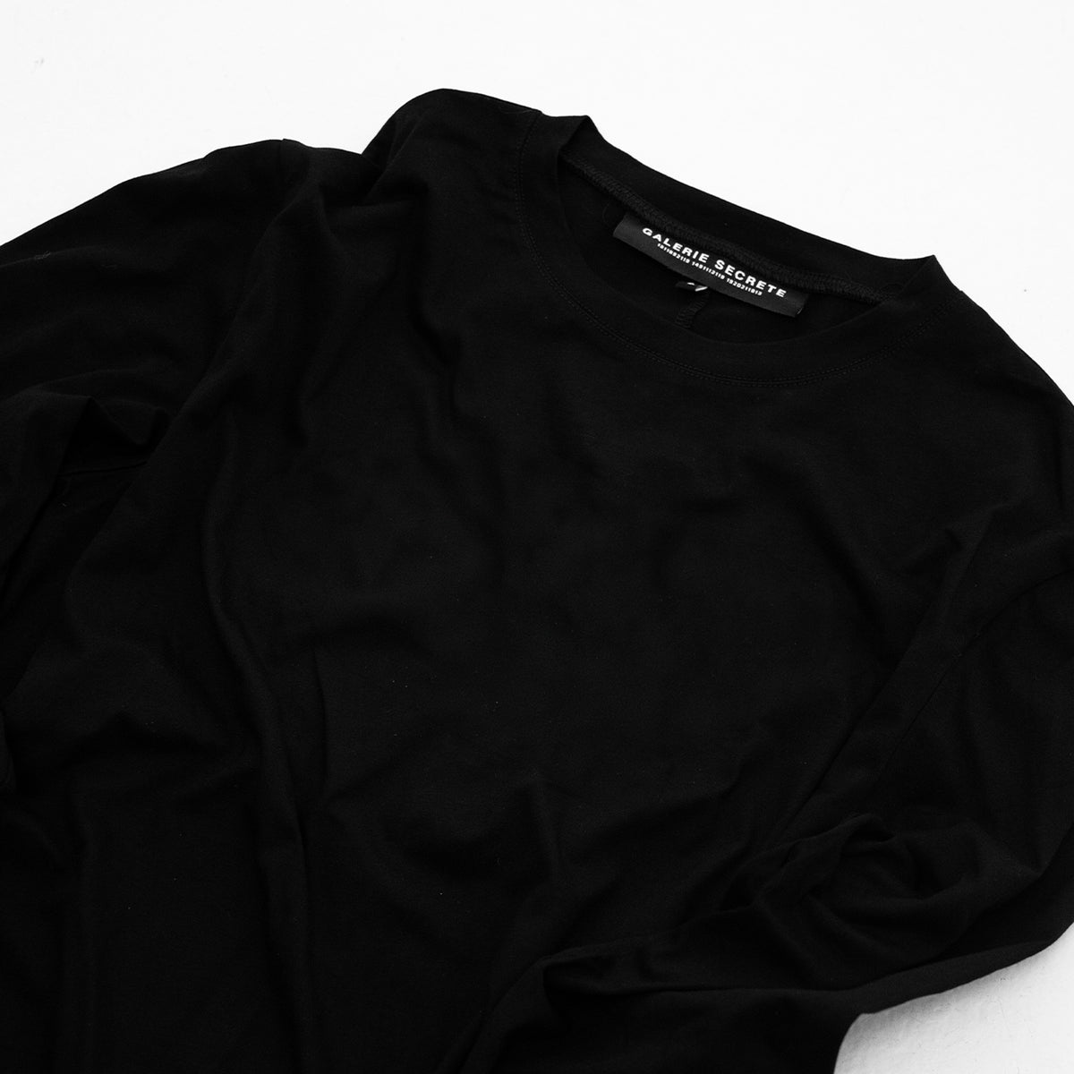 BLACK LONGSLEEVE