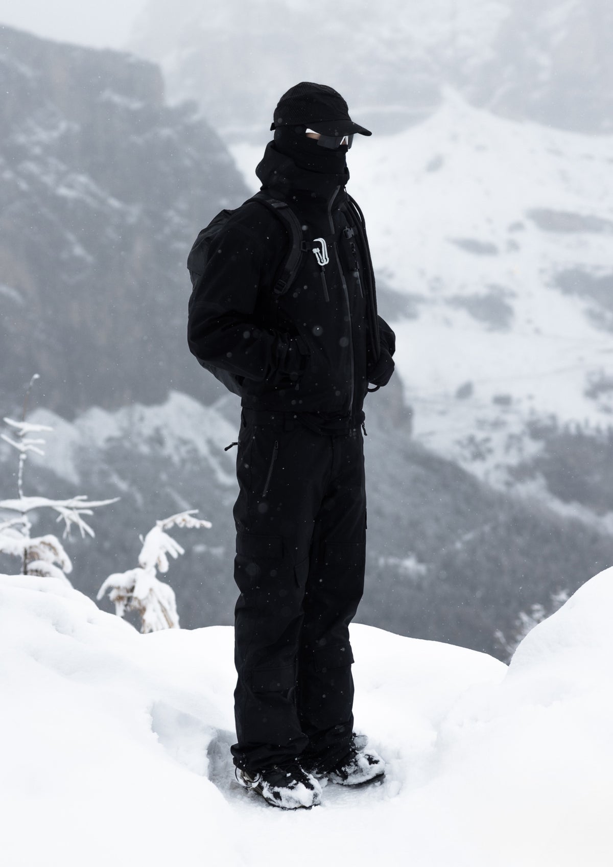 TECHNICAL RAIN JACKET